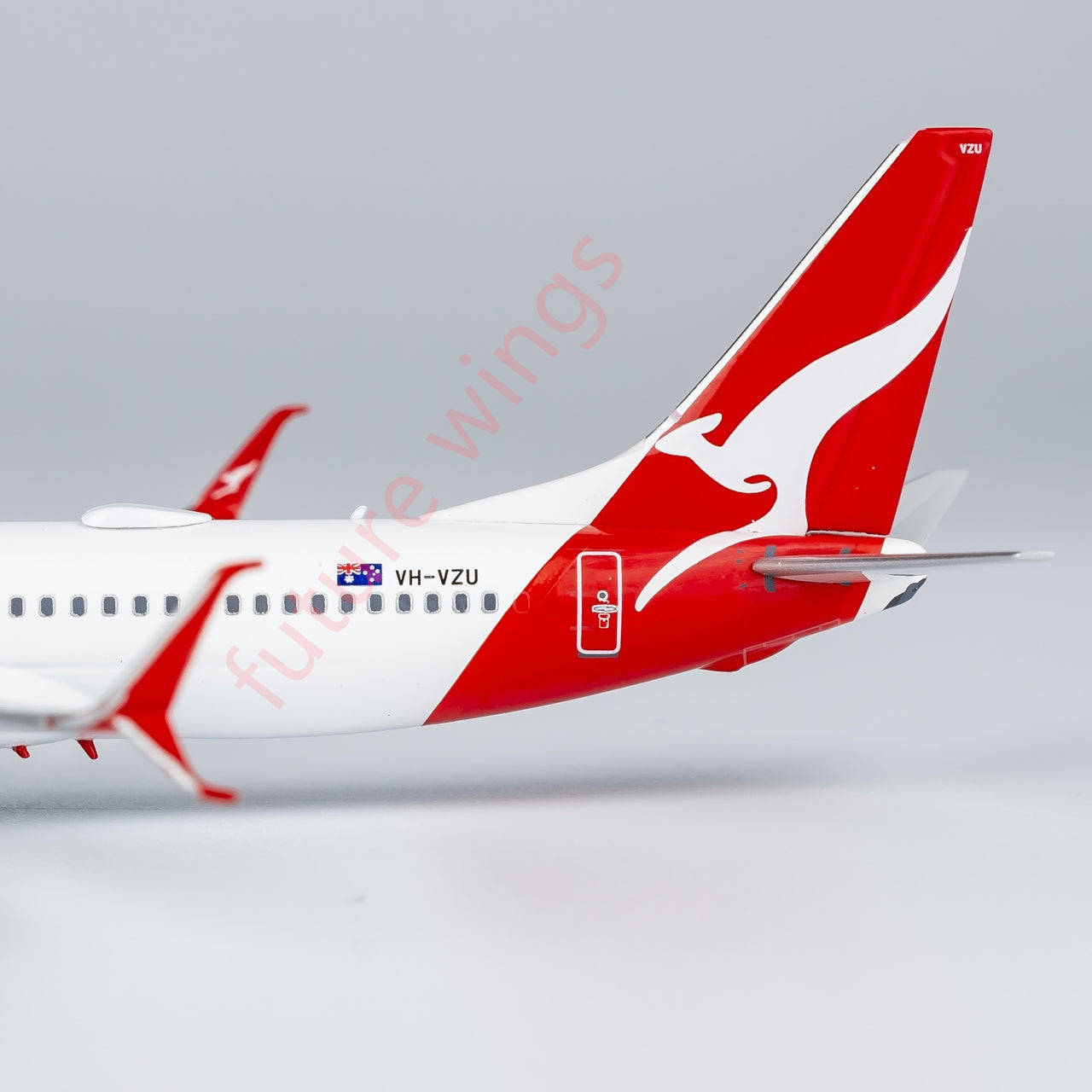 1:400 NG Models NG58236 Qantas Airways Boeing 737-800 VH-VZU Aircraft Model+Free Tractor