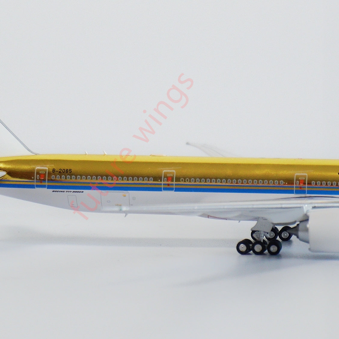 1:400 Air China B777-300ER B-2085  Gold Special Edition+Free Tractor