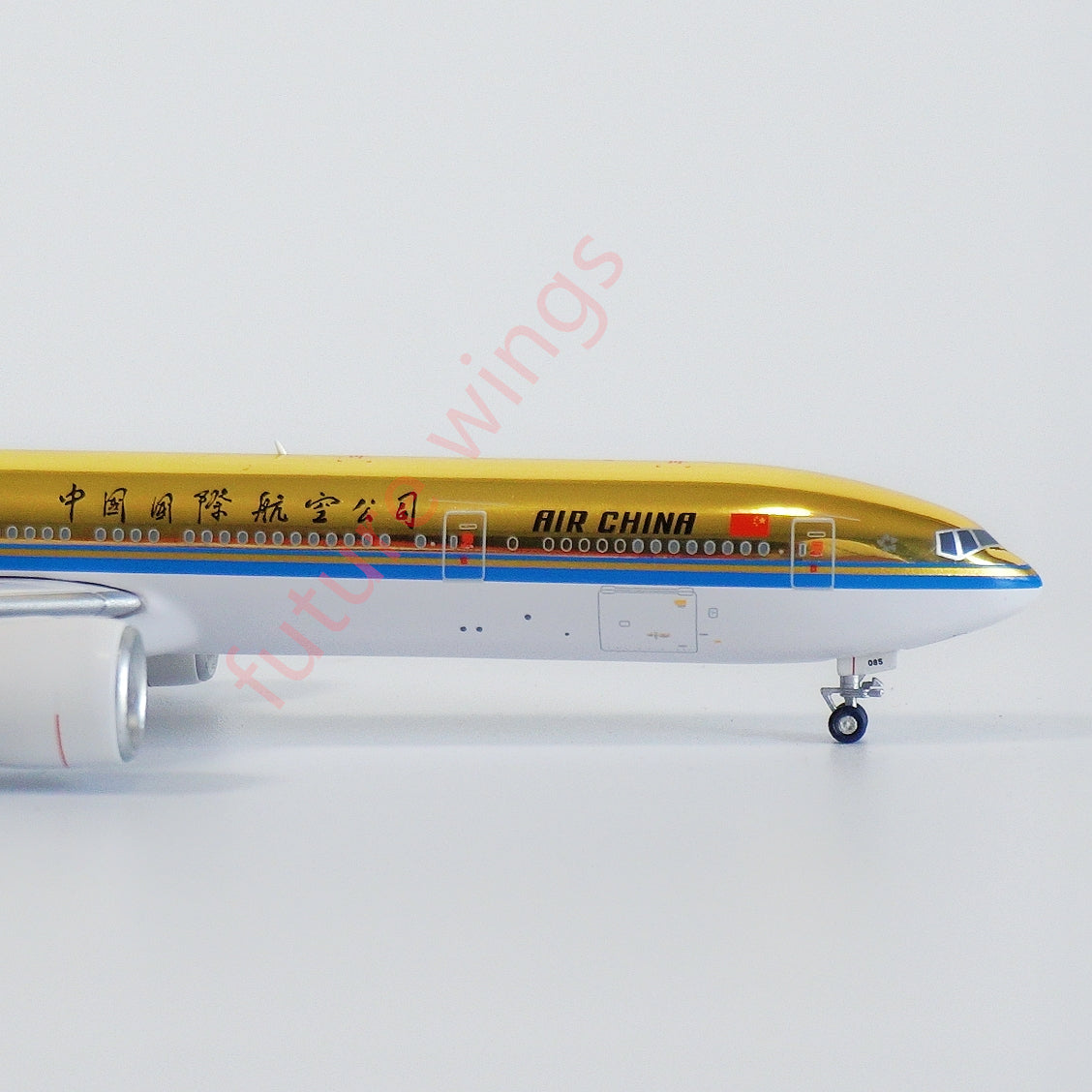 1:400 Air China B777-300ER B-2085  Gold Special Edition+Free Tractor