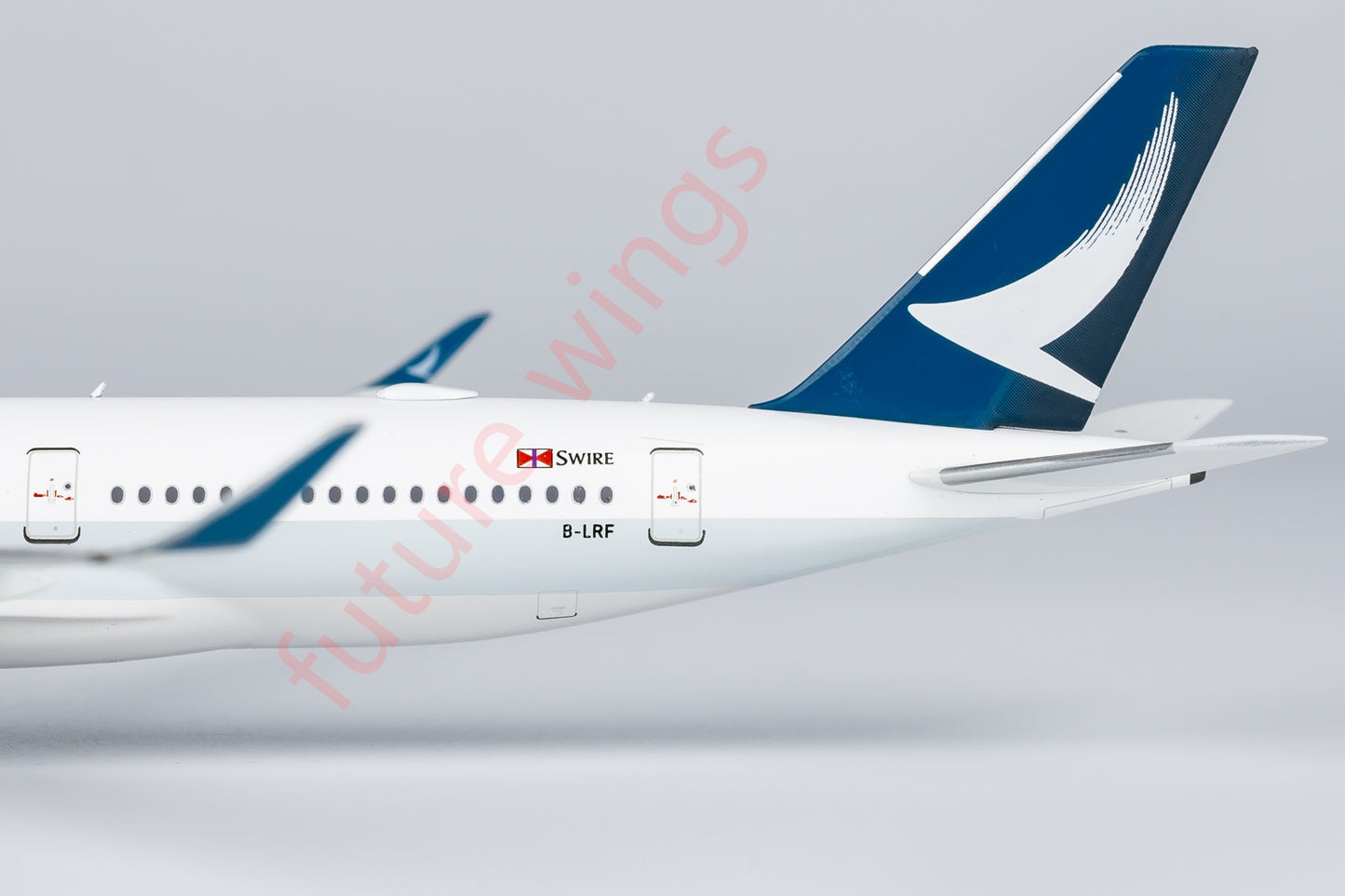 1:400 NG Models NG39077 Cathay Pacific Airbus A350-900 B-LRF Aircraft Model+Free Tractor