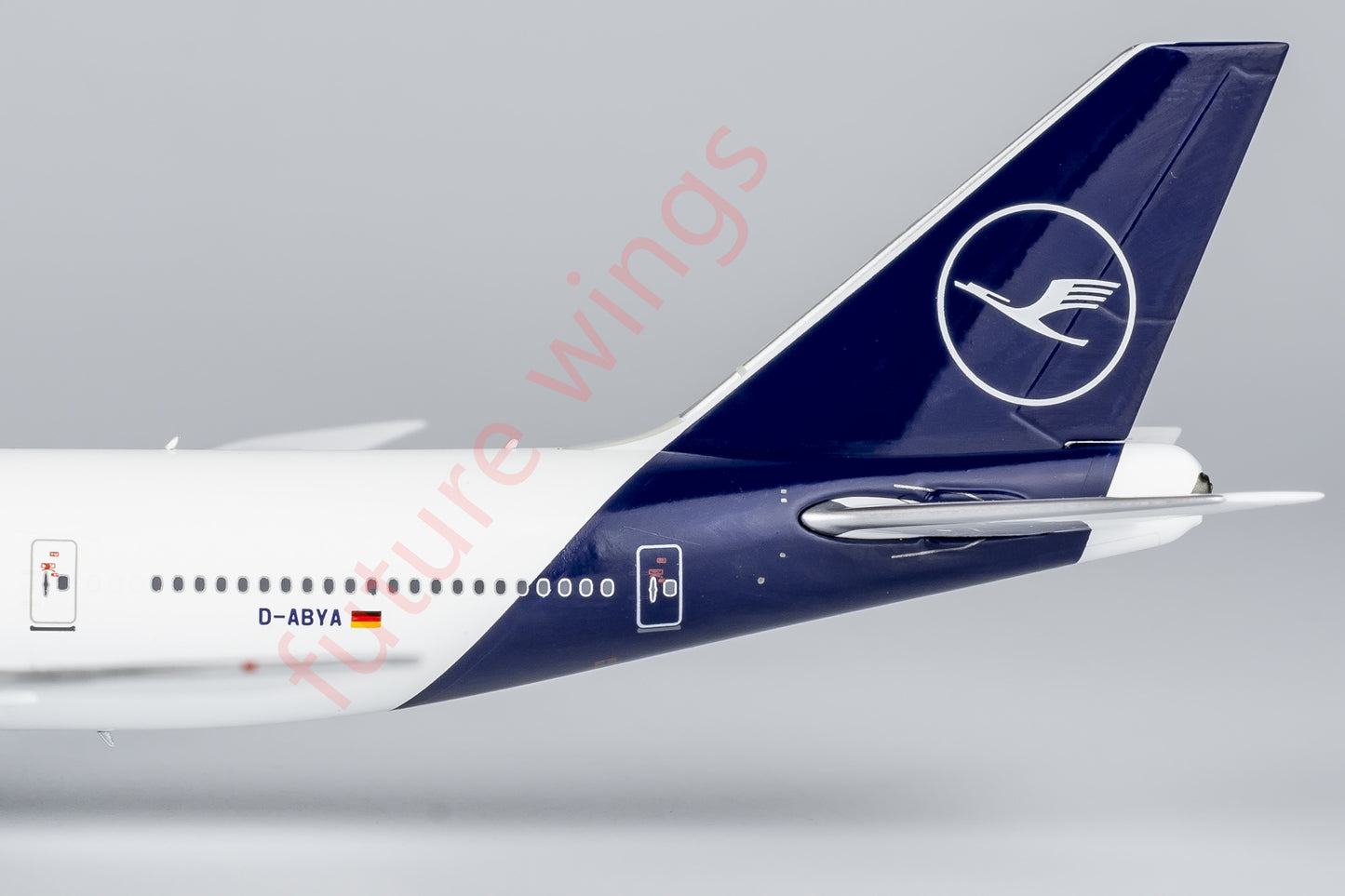 1:400 NG Models NG78033 Lufthansa Airlines Boeing 747-8 D-ABYA Aircraft Model+Free Tractor