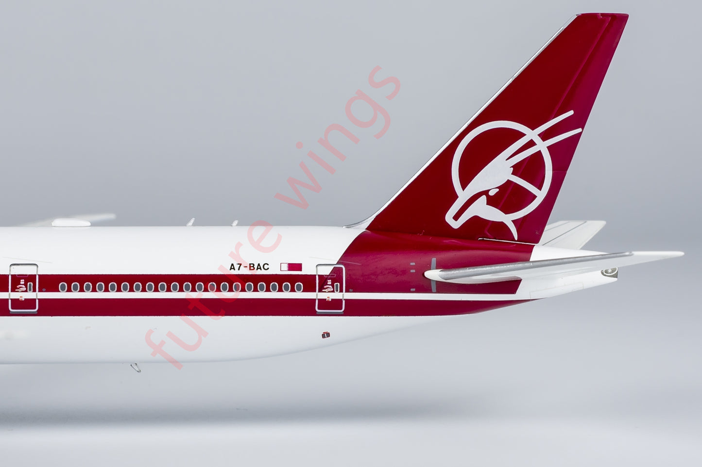 1:400 NG Lite QTR022 Qatar Airways B777-300ER A7-BAC Aircraft Model+Free Tractor