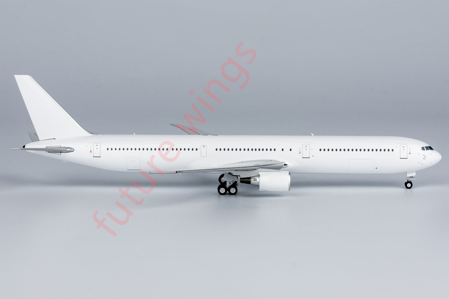 1:400 NG Models NG18000 Boeing B767-400ER Blank Aircraft Model+Free Tractor