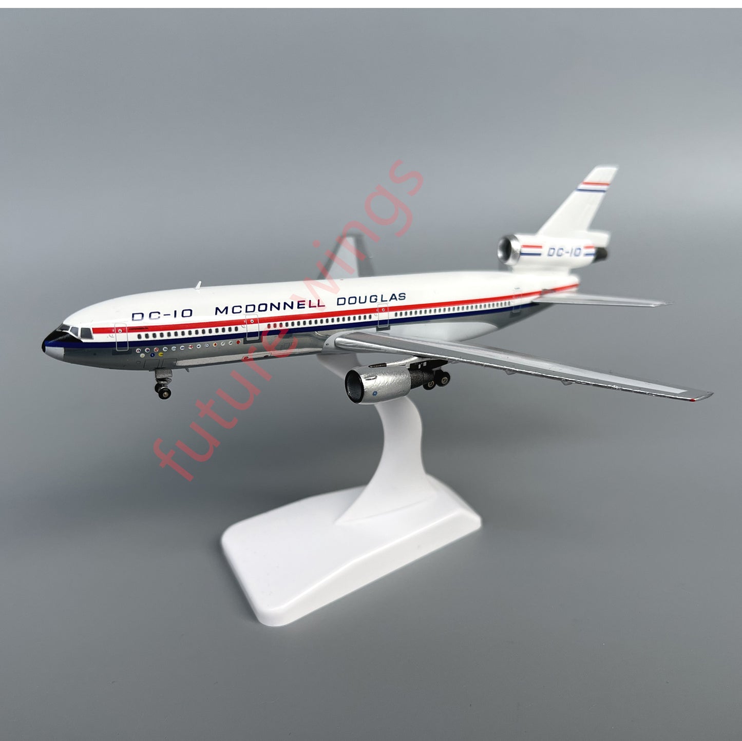 1:400 Patriot McDonnell Douglas House Color DC-10-10 N10DC Free Stand+Tractor