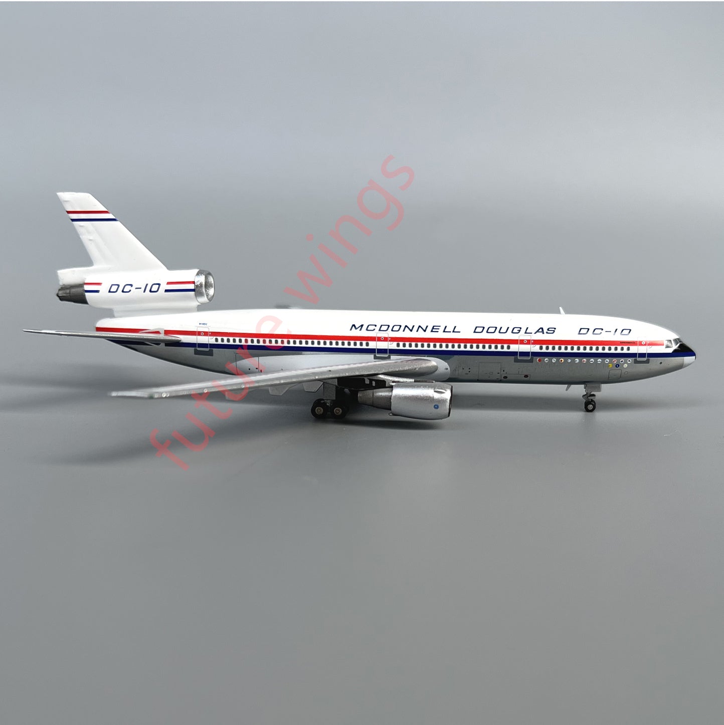 1:400 Patriot McDonnell Douglas House Color DC-10-10 N10DC Free Stand+Tractor