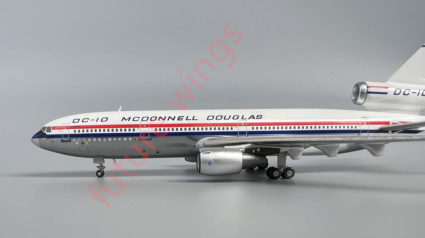 1:400 Patriot McDonnell Douglas House Color DC-10-10 N10DC Free Stand+Tractor