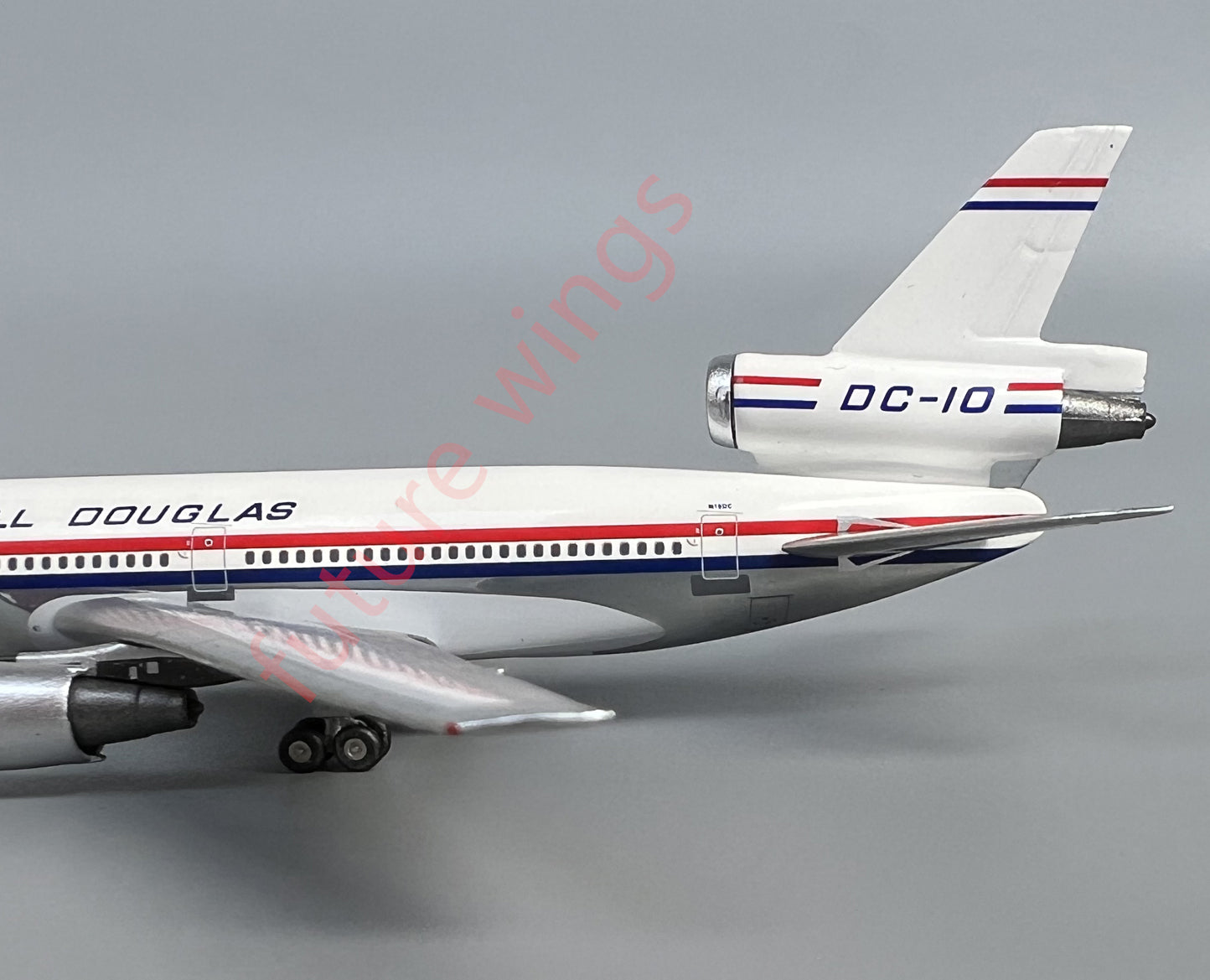 1:400 Patriot McDonnell Douglas House Color DC-10-10 N10DC Free Stand+Tractor