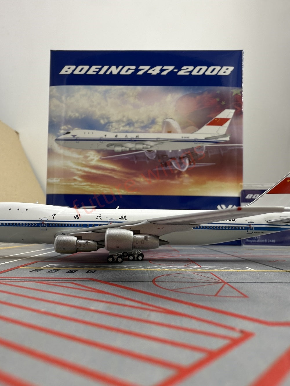 1:400 YY Wings Civil Aviation of China CAAC B747-200B B-2440+Free Tractor