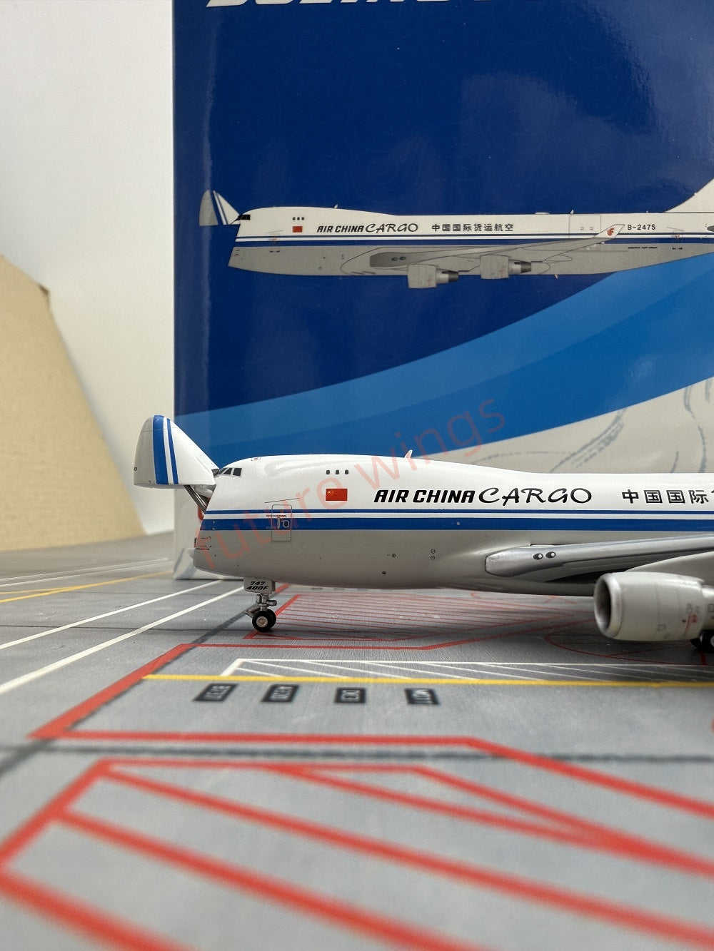 1:400 YY Wings Air China Cargo B747-400F/B747-200F Aircraft Model+Tractor