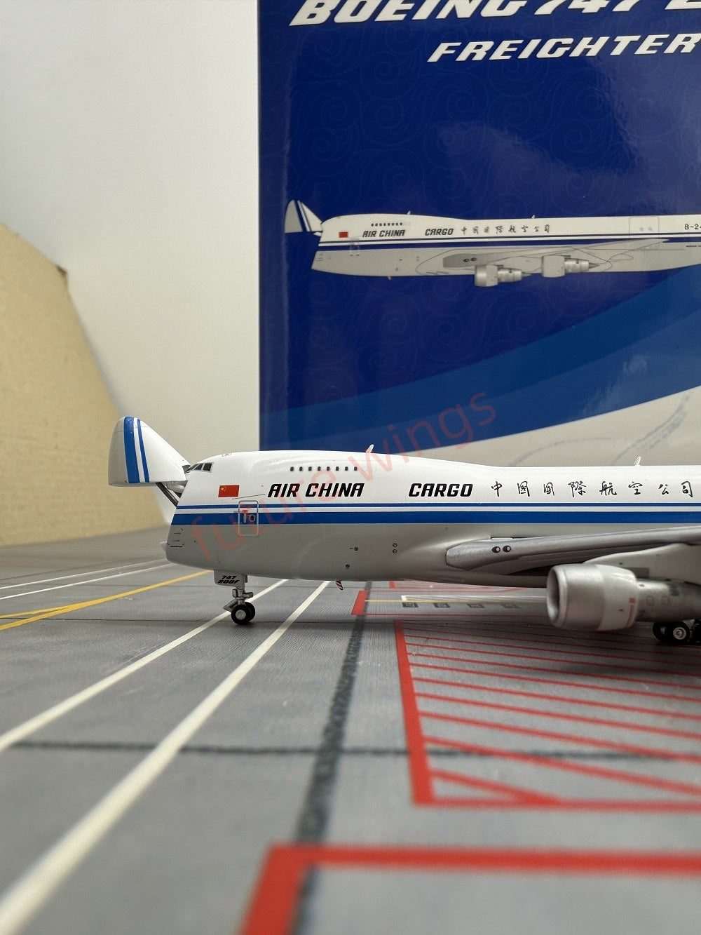 1:400 YY Wings Air China Cargo B747-400F/B747-200F Aircraft Model+Tractor