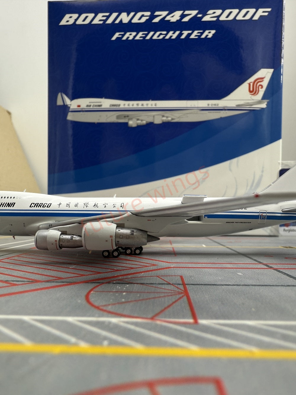 1:400 YY Wings Air China Cargo B747-400F/B747-200F Aircraft Model+Tractor