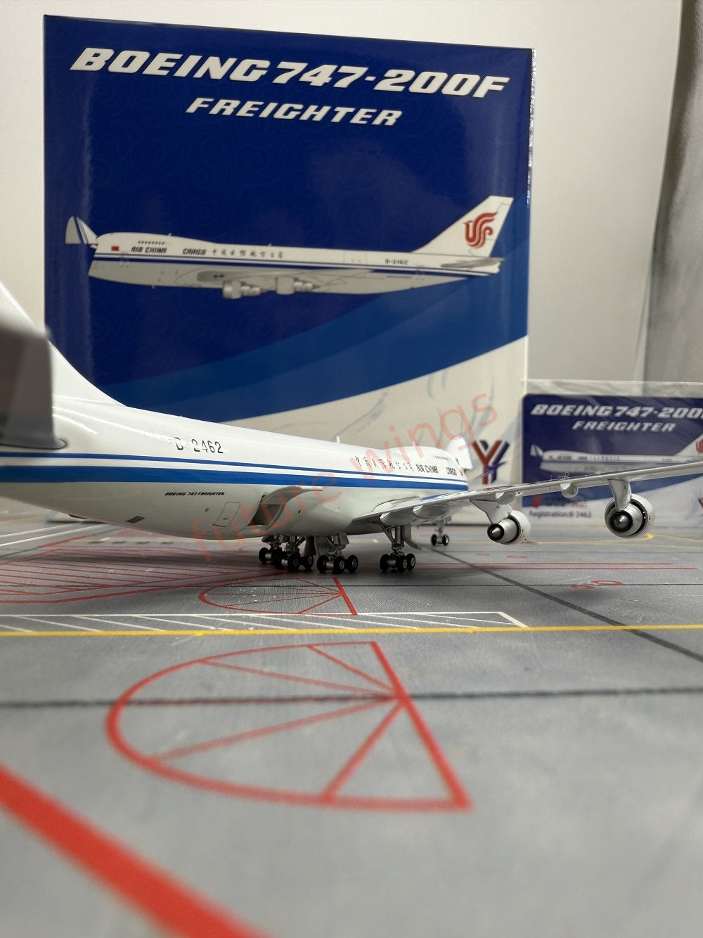 1:400 YY Wings Air China Cargo B747-400F/B747-200F Aircraft Model+Tractor