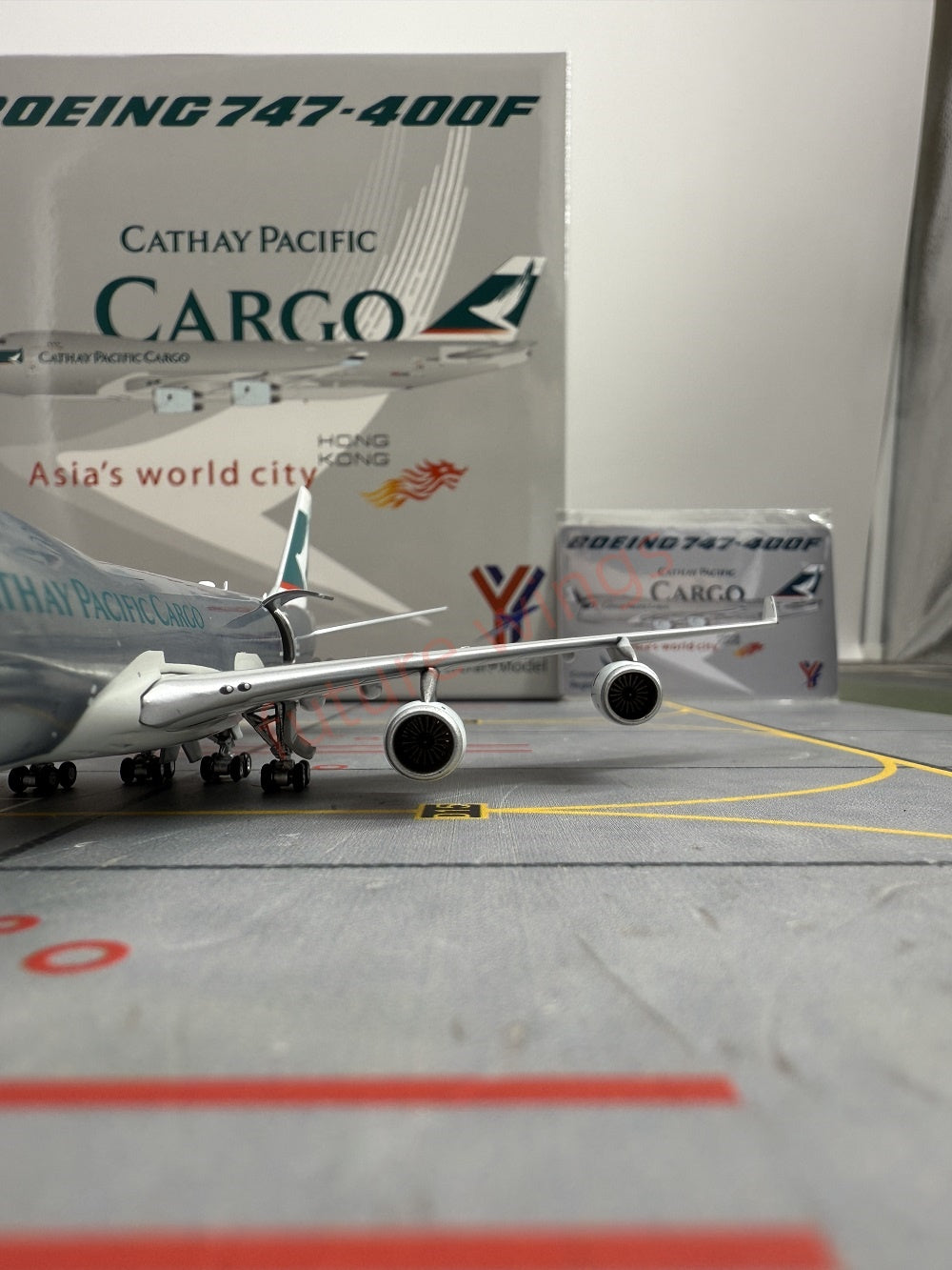 1:400 YY Wings Cathay Pacific Cargo B747-400F B-HUP Free Tractor +Stand