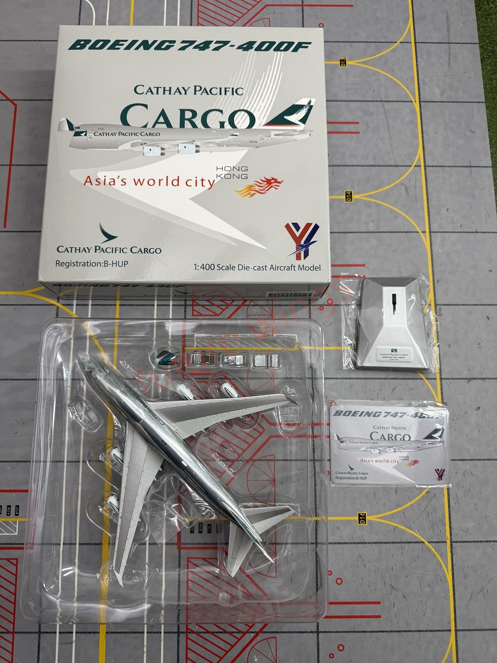 1:400 YY Wings Cathay Pacific Cargo B747-400F B-HUP Free Tractor +Stand