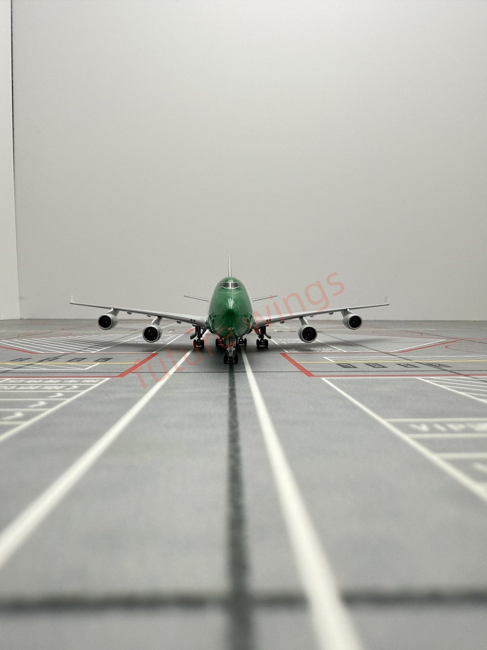 1:400 Geministar JADE Cargo B747-400 B-2422 Aircraft Model+Free Tractor