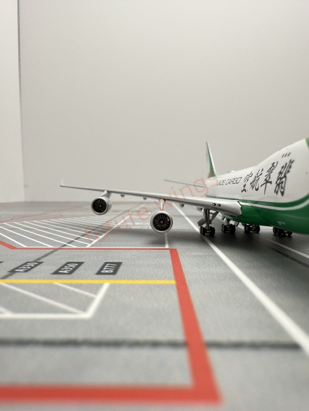 1:400 Geministar JADE Cargo B747-400 B-2422 Aircraft Model+Free Tractor