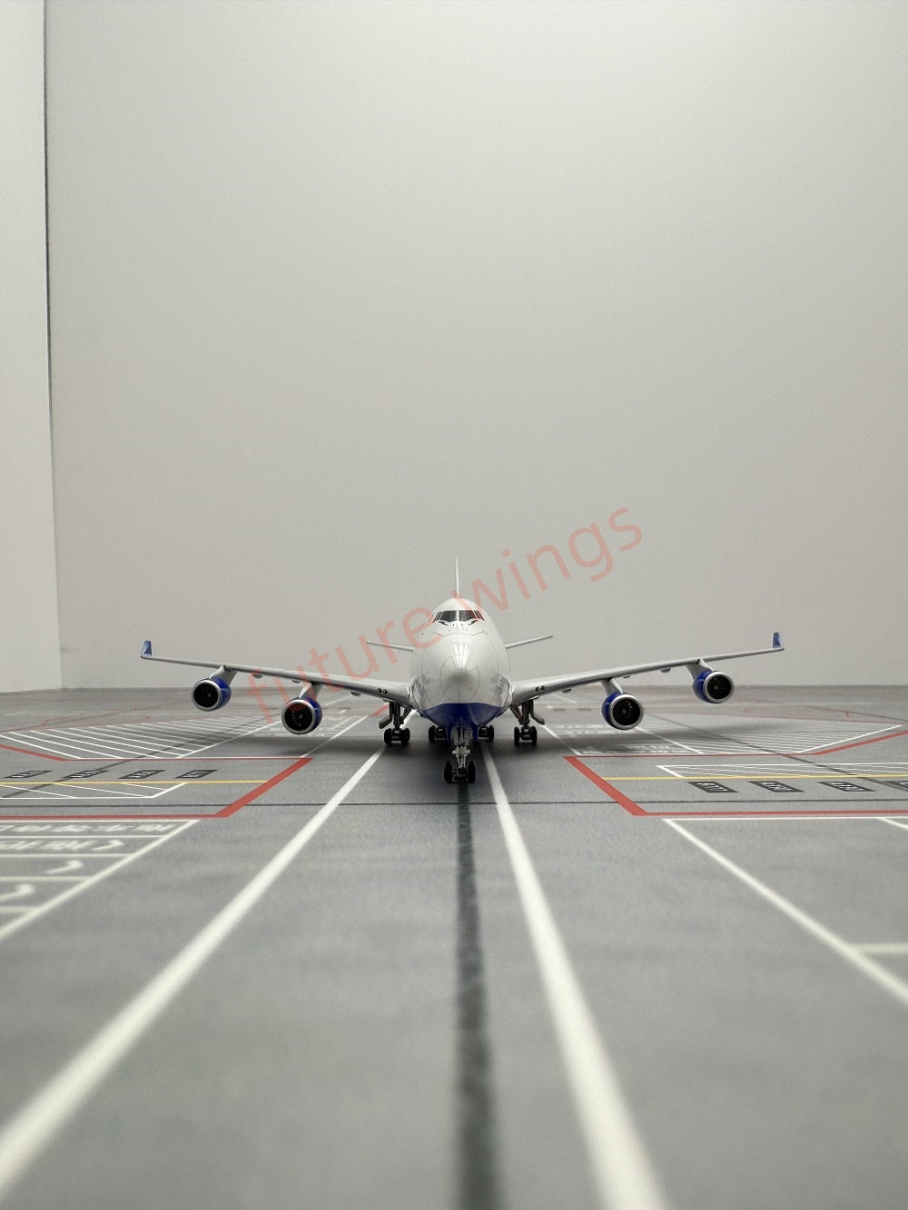 1:400 Geministar Great Wall Airlines B747-400 B-2428 Aircraft Model+Free Tractor