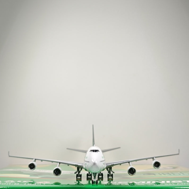 1:400 Geministar EVA Air B747-400 B-16401 Aircraft Model+Free Tractor