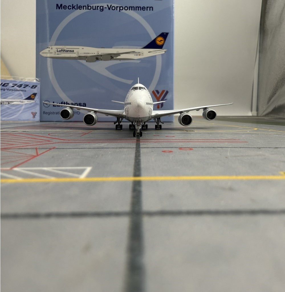 1:400 YY Wings Lufthansa Airlines Boeing B747-8 D-ABYD/D-ABYI/D-ABYM/D-ABYP Aircraft Model+Free Tractor