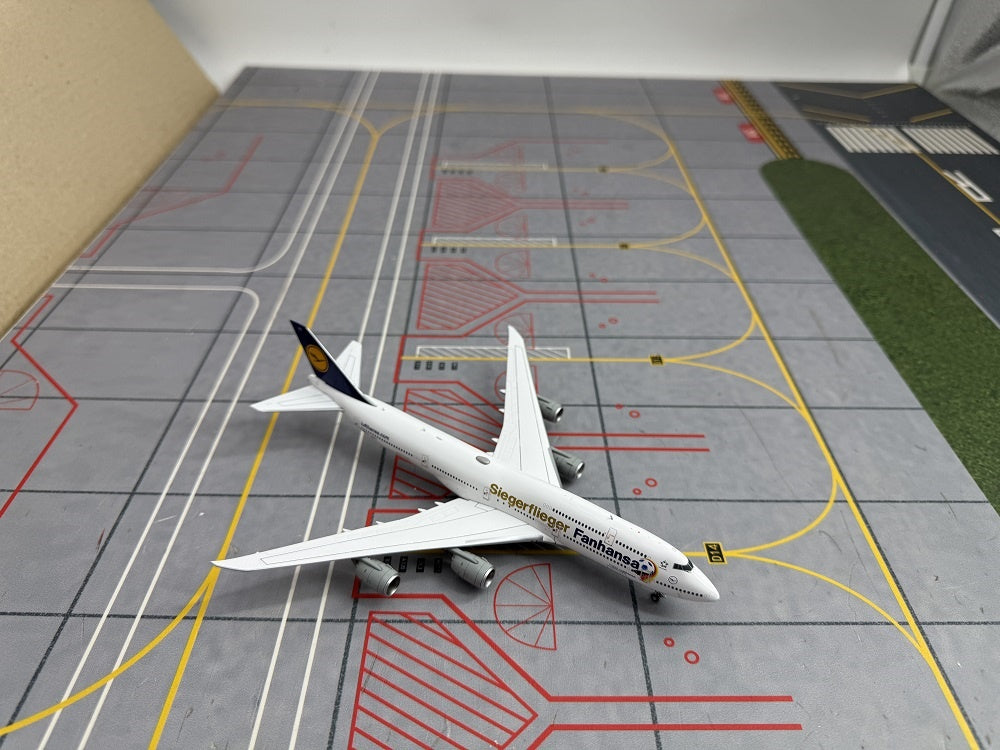 1:400 YY Wings Lufthansa Airlines Boeing B747-8 D-ABYD/D-ABYI/D-ABYM/D-ABYP Aircraft Model+Free Tractor