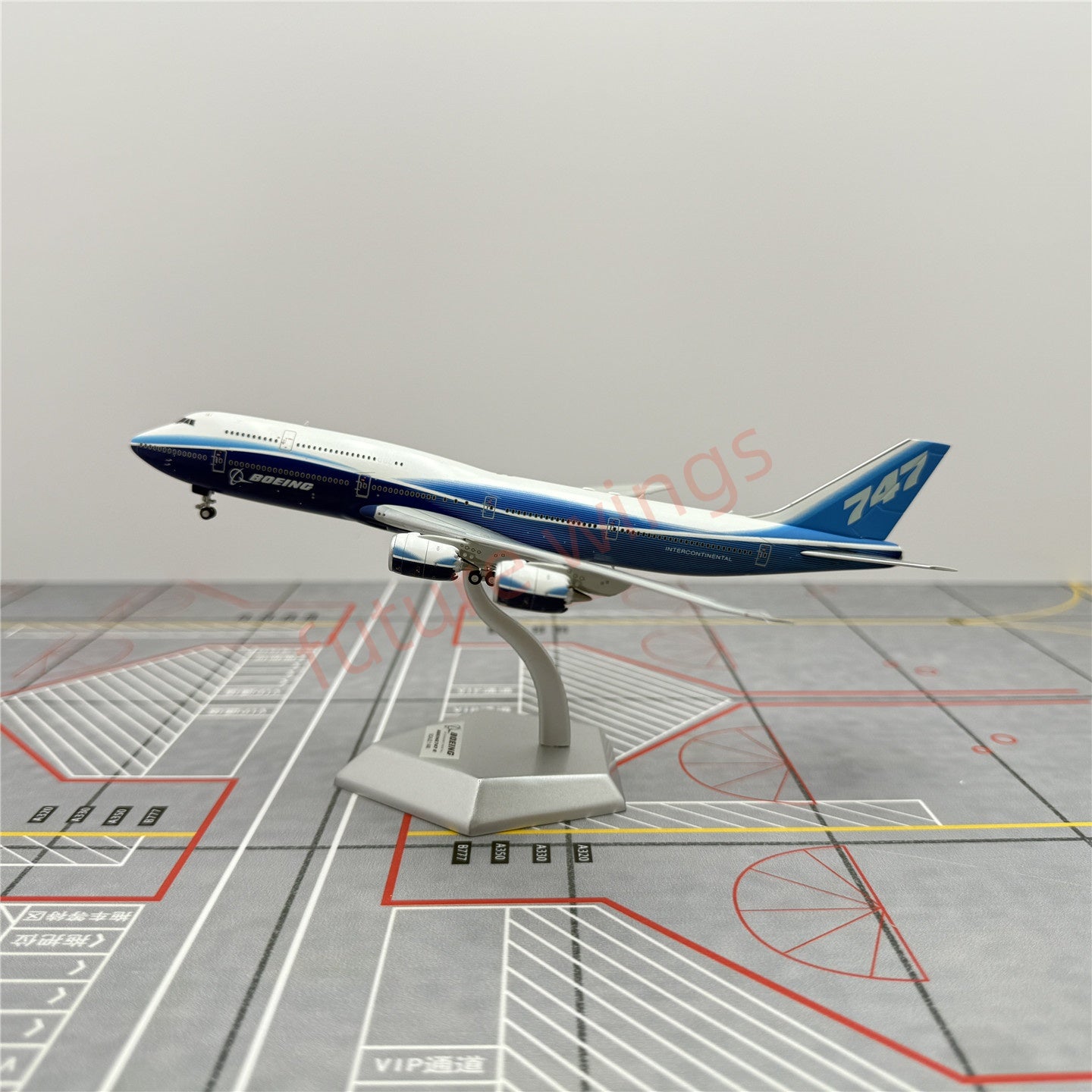 1:400 HX Models Boeing House Color B747-8 Aircraft Model With Stand+Free Tractor