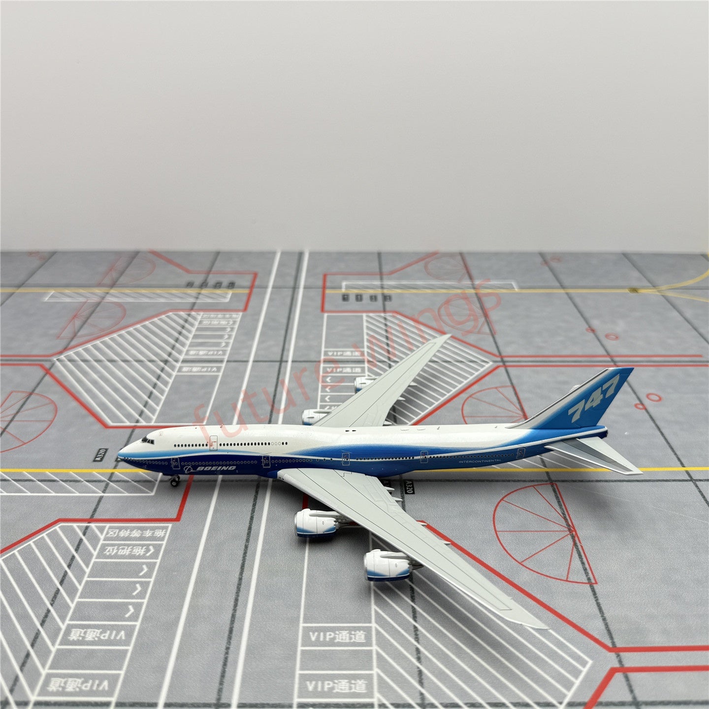 1:400 HX Models Boeing House Color B747-8 Aircraft Model With Stand+Free Tractor