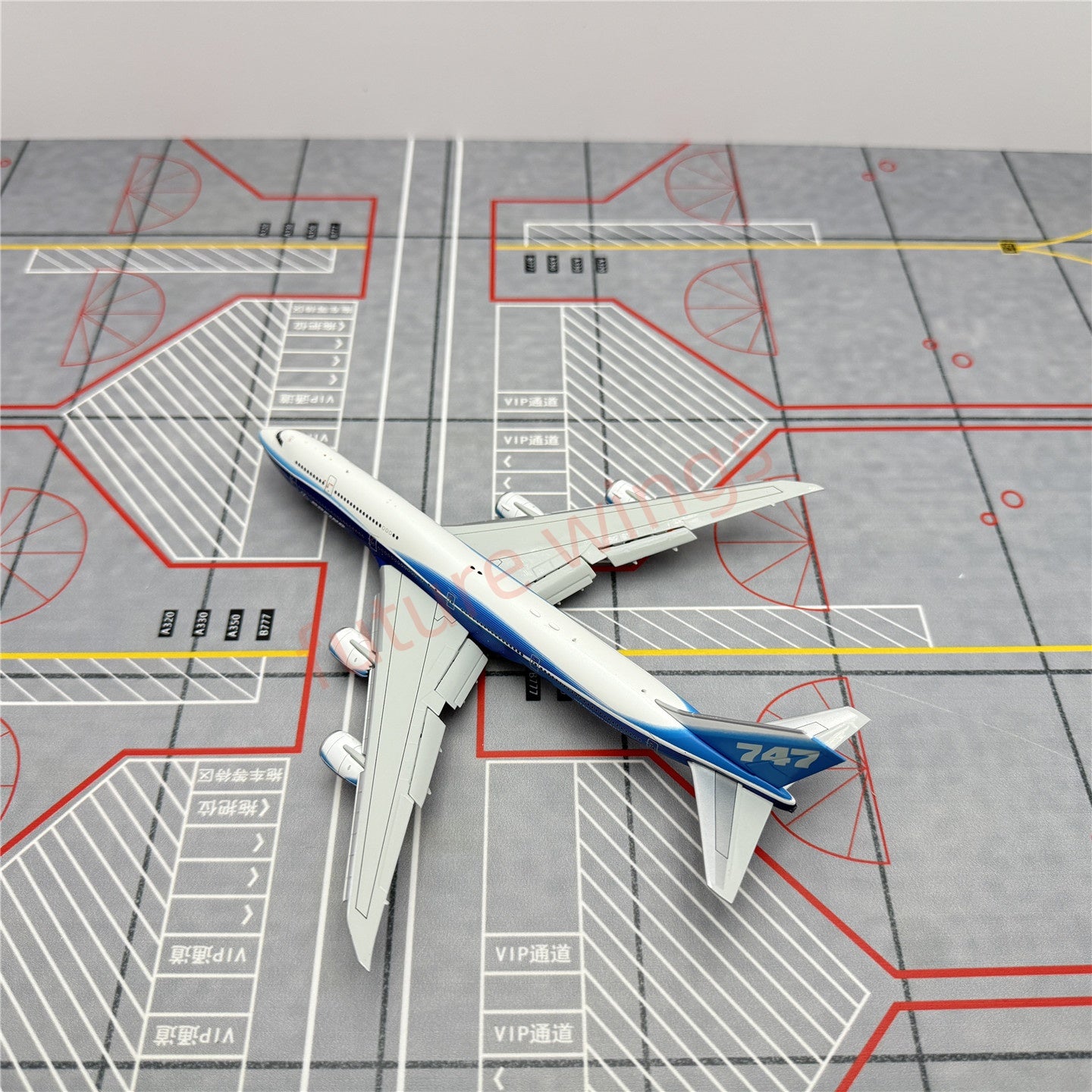 1:400 HX Models Boeing House Color B747-8 Aircraft Model With Stand+Free Tractor