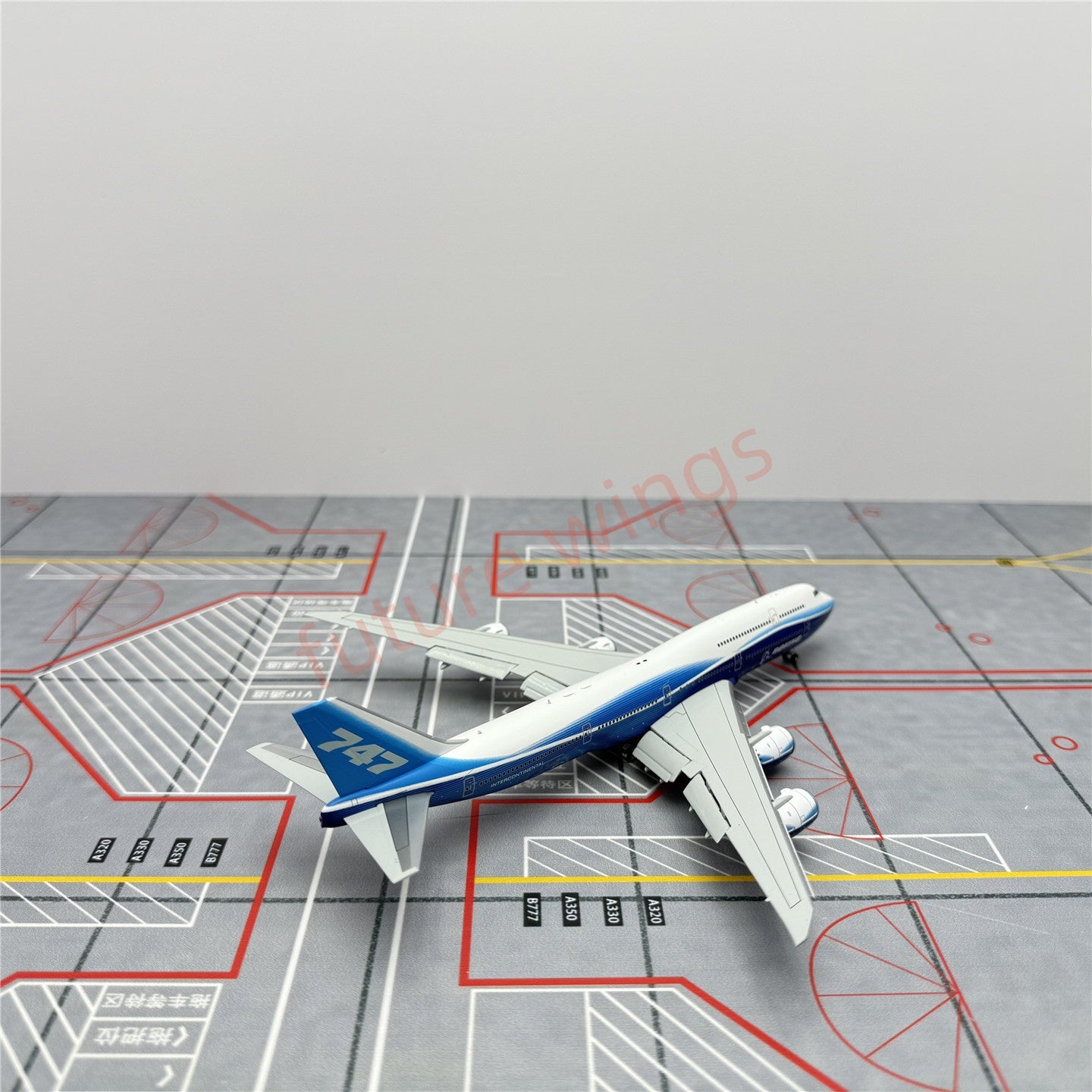 1:400 HX Models Boeing House Color B747-8 Aircraft Model With Stand+Free Tractor