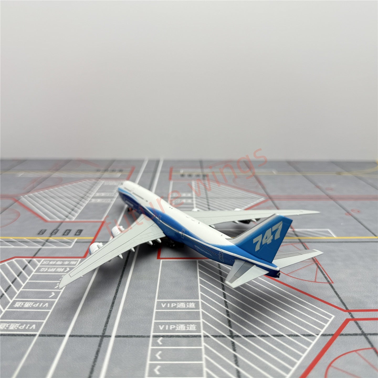 1:400 HX Models Boeing House Color B747-8 Aircraft Model With Stand+Free Tractor
