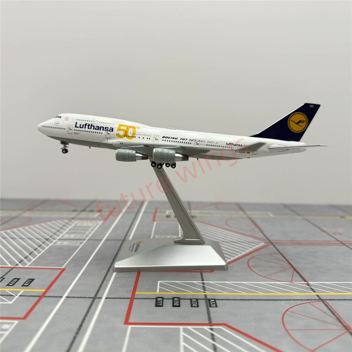 1:400 YY Wings Lufthansa Airlines Boeing 747-8 D-ABVH "50Years" Aircraft Model+Free Tractor