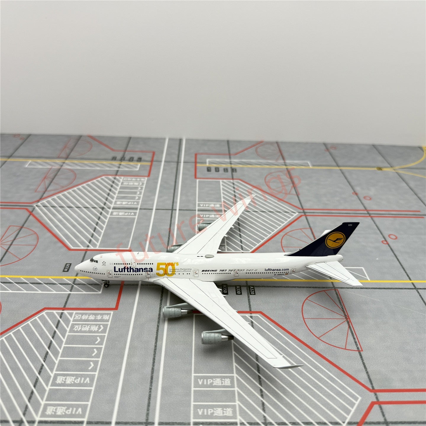 1:400 YY Wings Lufthansa Airlines Boeing 747-8 D-ABVH "50Years" Aircraft Model+Free Tractor