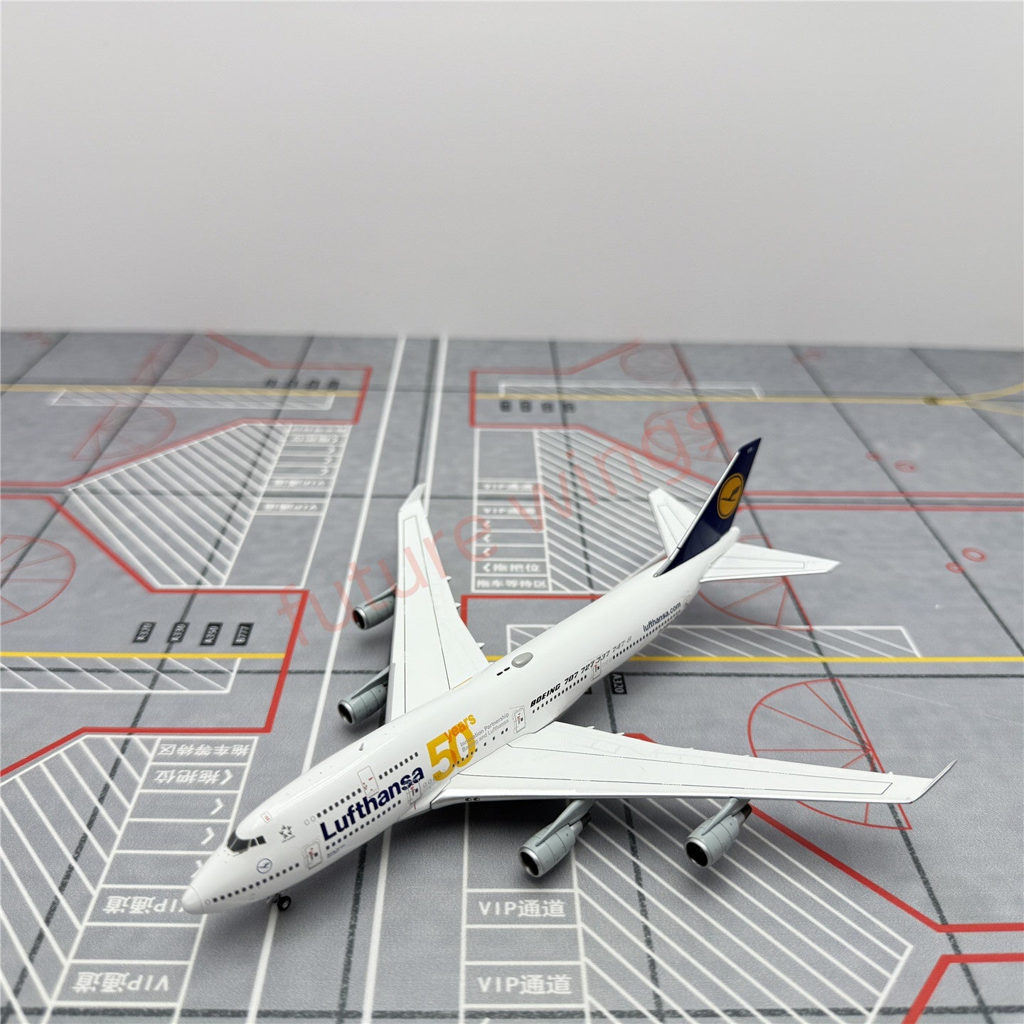 1:400 YY Wings Lufthansa Airlines Boeing 747-8 D-ABVH "50Years" Aircraft Model+Free Tractor
