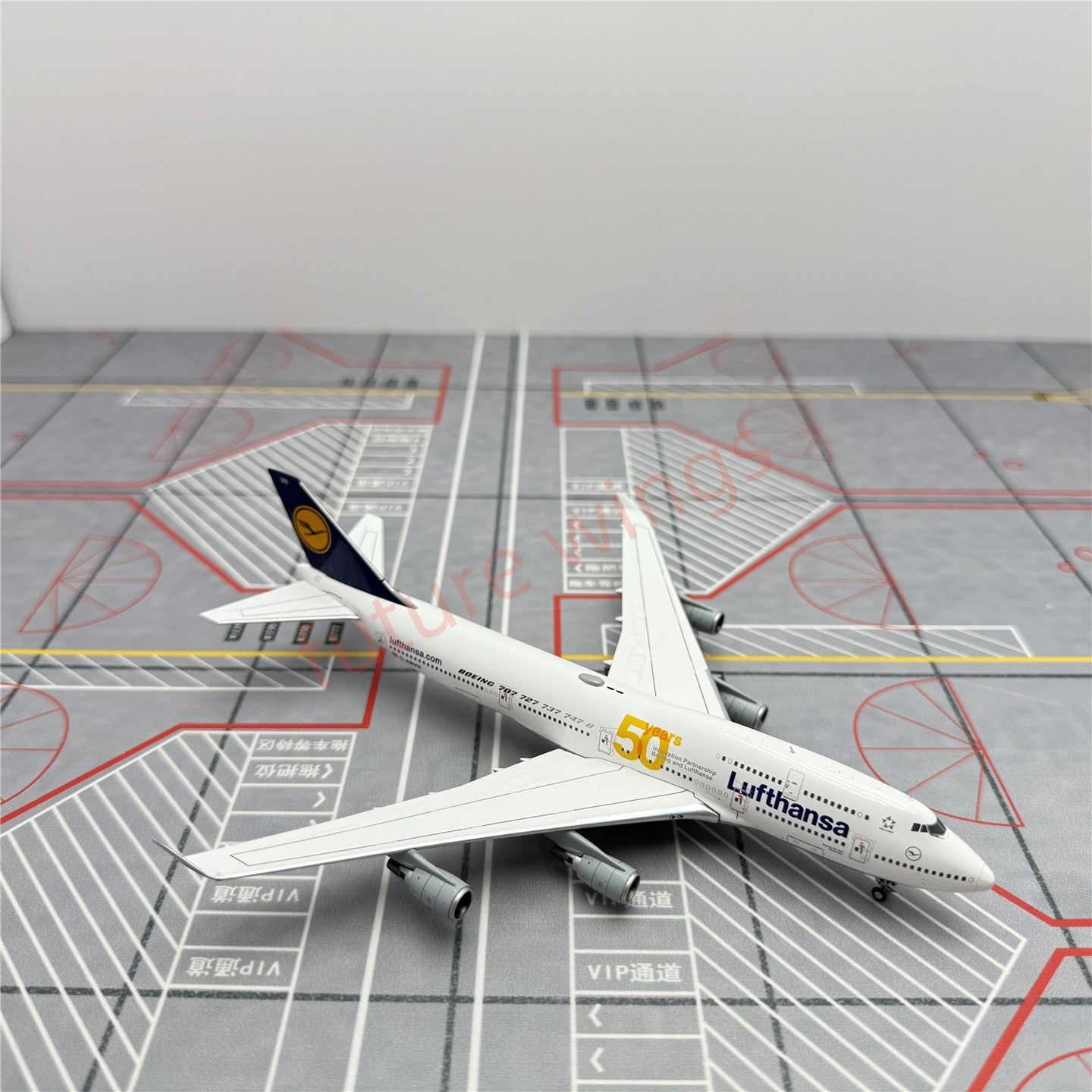 1:400 YY Wings Lufthansa Airlines Boeing 747-8 D-ABVH "50Years" Aircraft Model+Free Tractor