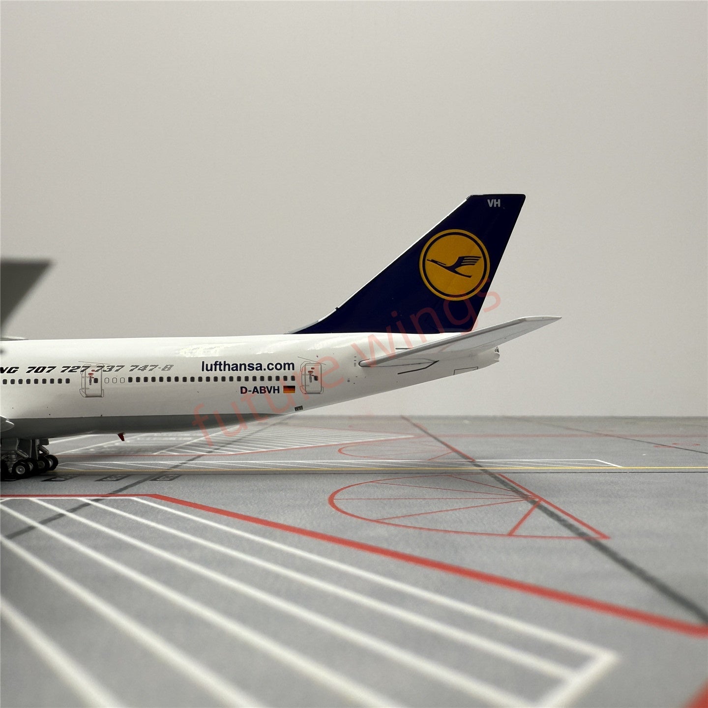 1:400 YY Wings Lufthansa Airlines Boeing 747-8 D-ABVH "50Years" Aircraft Model+Free Tractor