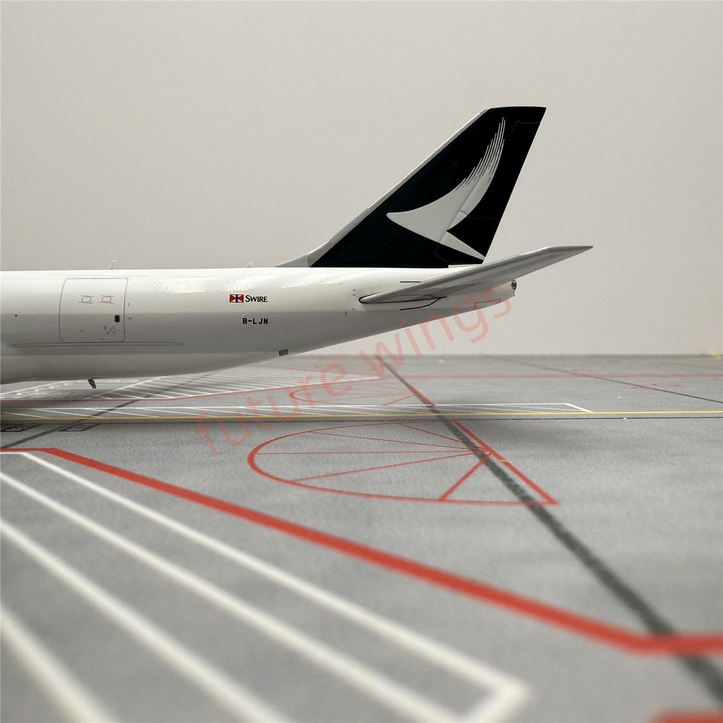 1:400 YY Wings Cathay Cargo B747-8F B-LJN Aircraft Model Free Tractor +Stand