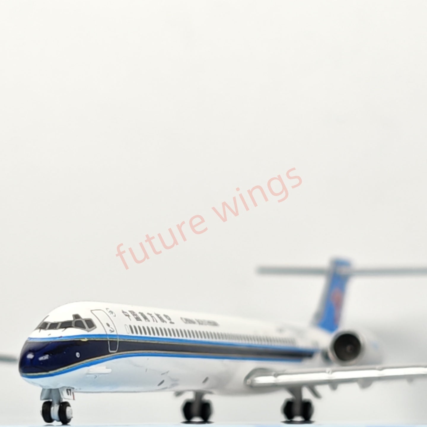 1:400 Jet Model China Southern Airlines MD-90 B-2260 B-2267 Aircraft Model+Free Tractor