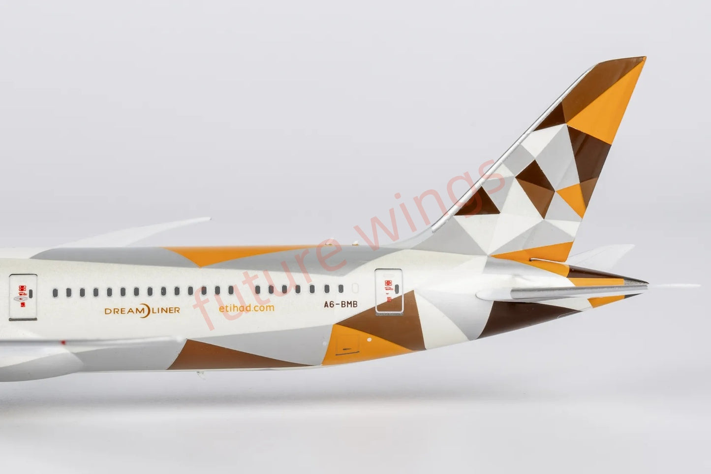 1:400 NG Models NG56032 Etihad Airways B787-10 A6-BMB Aircraft Model+Free Tractor