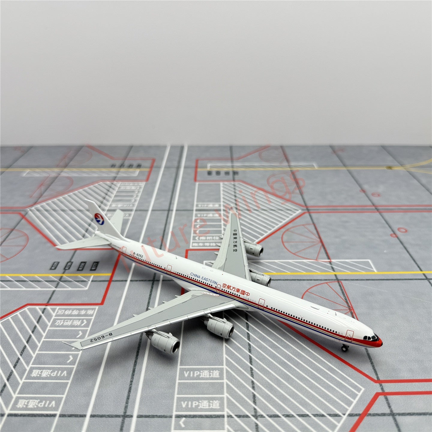 1:400 YY Wings China Eastern Airlines A340-600 B-6052 Aircraft Model+Free Tractor