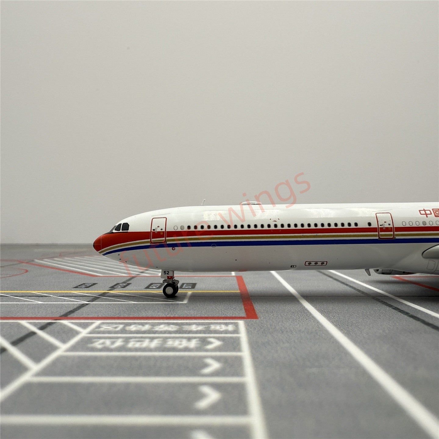 1:400 YY Wings China Eastern Airlines A340-600 B-6052 Aircraft Model+Free Tractor