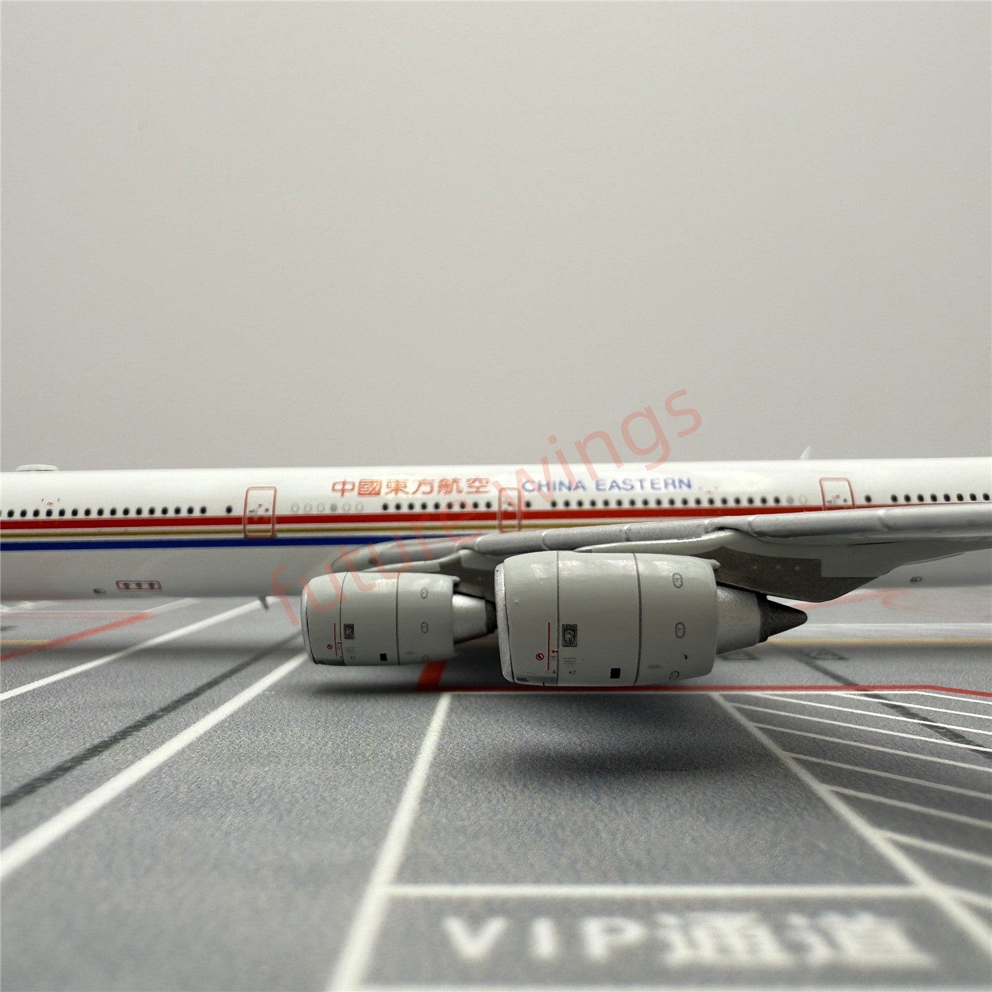 1:400 YY Wings China Eastern Airlines A340-600 B-6052 Aircraft Model+Free Tractor