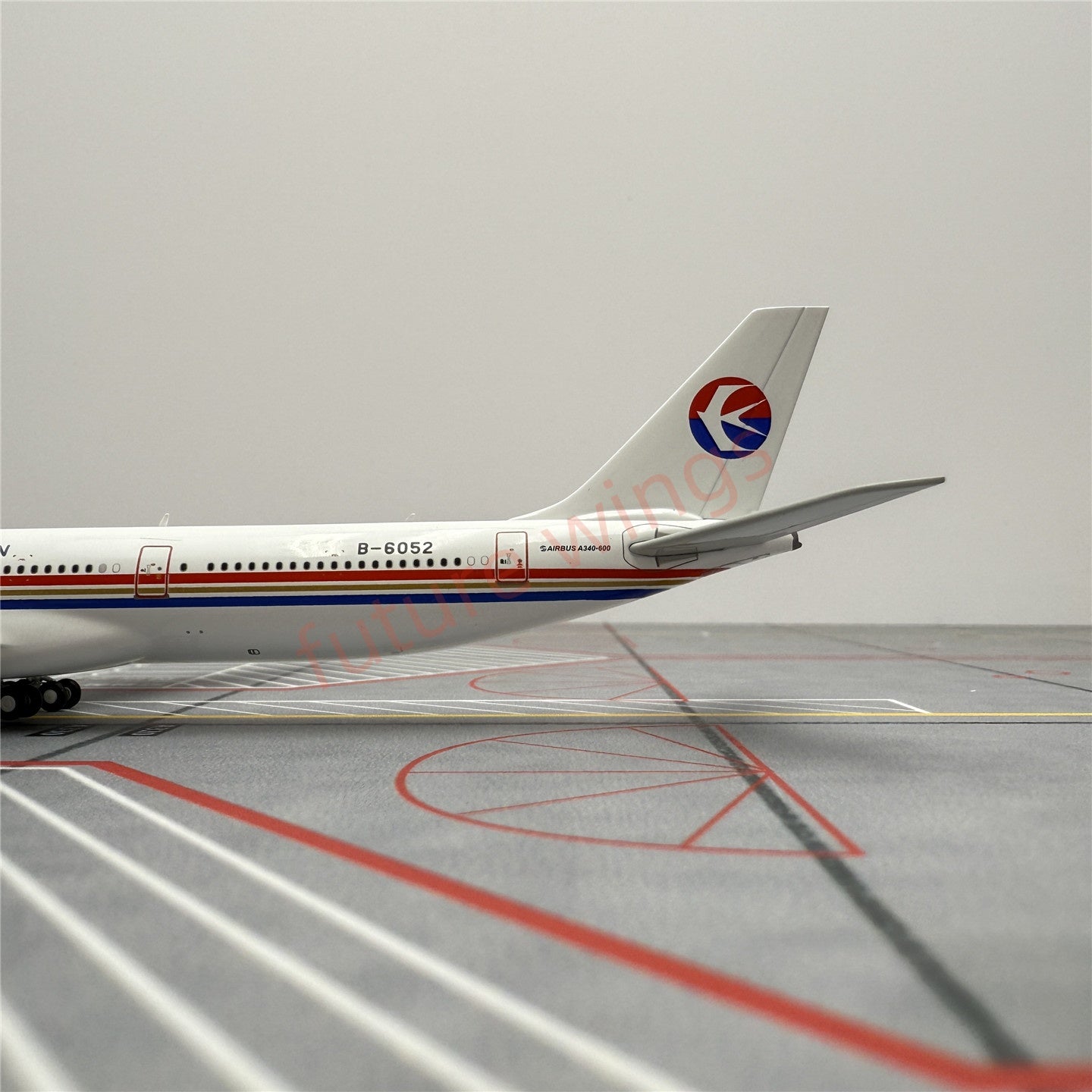 1:400 YY Wings China Eastern Airlines A340-600 B-6052 Aircraft Model+Free Tractor