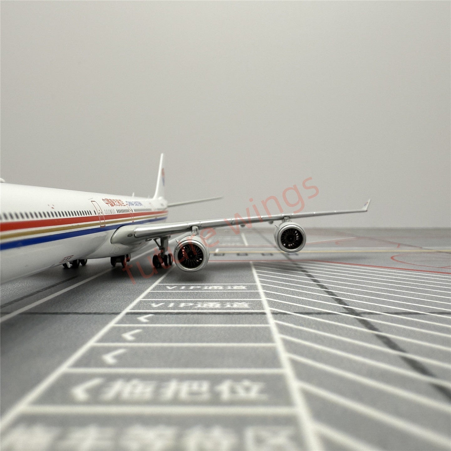 1:400 YY Wings China Eastern Airlines A340-600 B-6052 Aircraft Model+Free Tractor