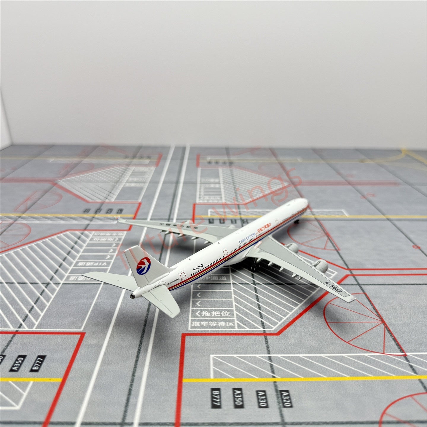 1:400 YY Wings China Eastern Airlines A340-600 B-6052 Aircraft Model+Free Tractor