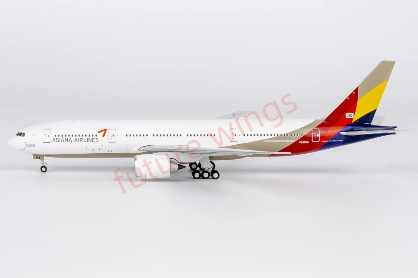 1:400 NG Models NG72065 Asiana Airlines B777-200ER HL8254 Aircraft Model+Free Tractor