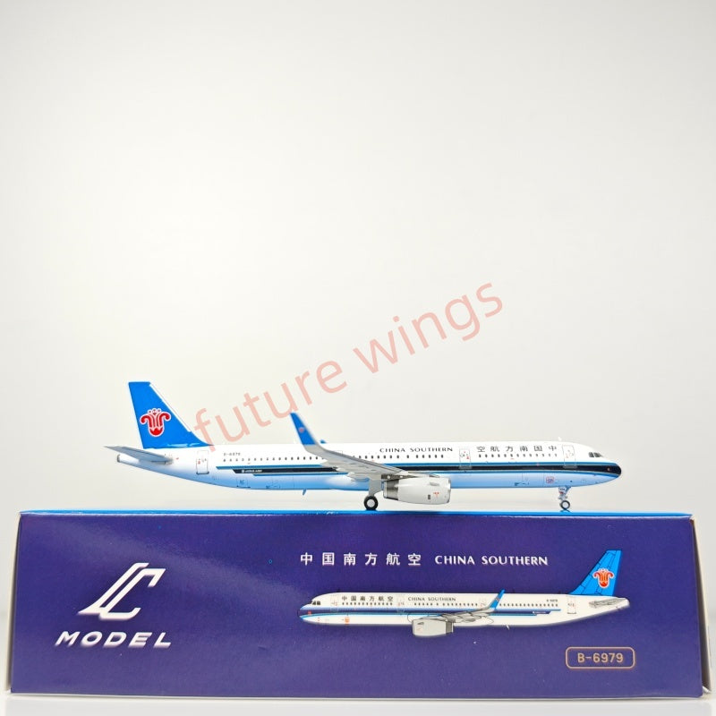 1:400 C model China Southern Airlines A321 B-6979 Aircraft Model+Free Tractor