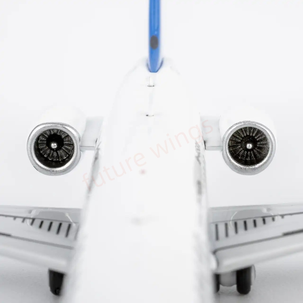 1:400 NG Models NG24188 China Southern Airlines C909 (ARJ21-700) B-658K Aircraft Model+Free Tractor
