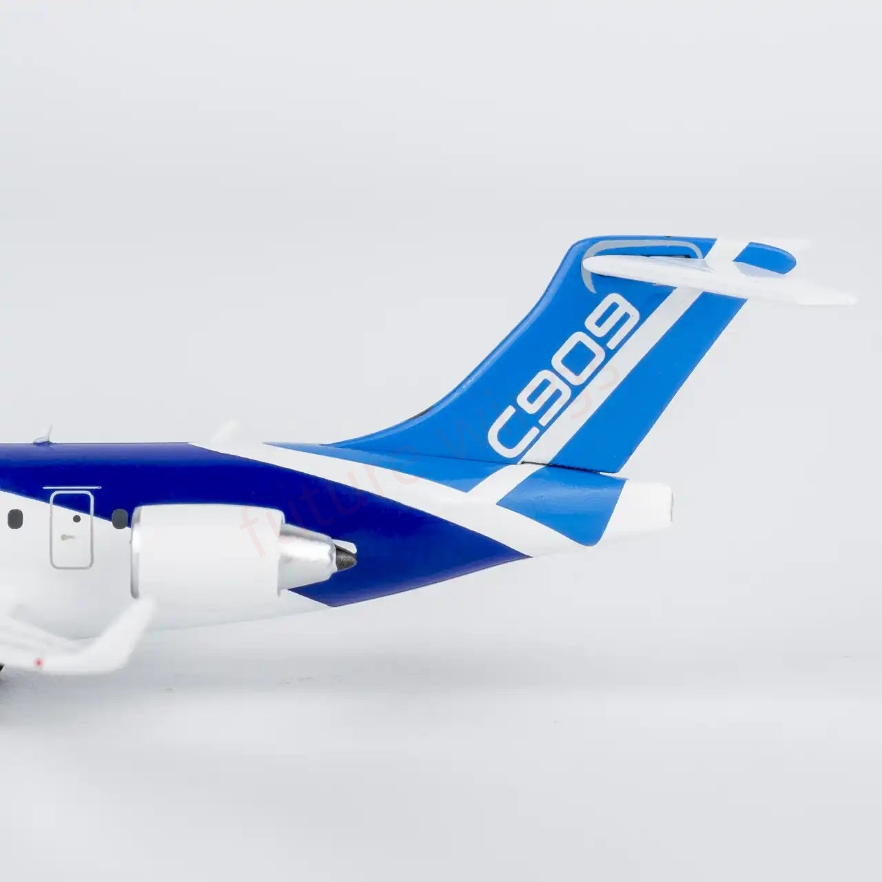 1:400 NG Models NG87123 COMAC C909 (ARJ21-700) Aircraft Model+Free Tractor