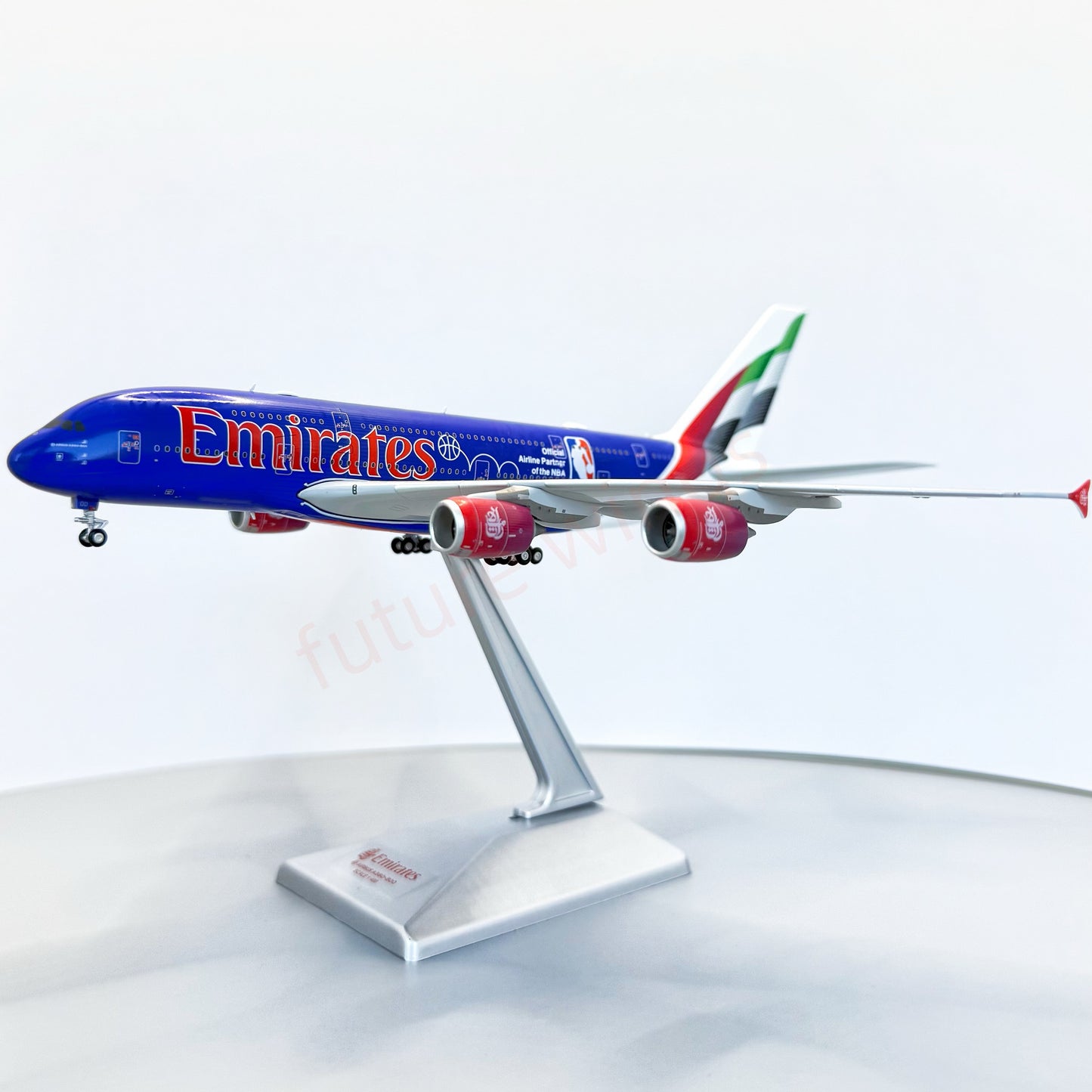 1:400 YY Wings Emirates Airways A380 A6-EOD Aircraft Model+Tractor