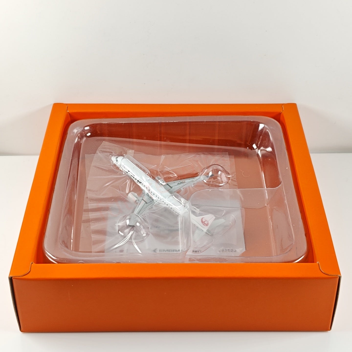1:400 JC Wings EW4190003 Japan Airlines ERJ-190STD JA252J Aircraft Model+Free Tractor
