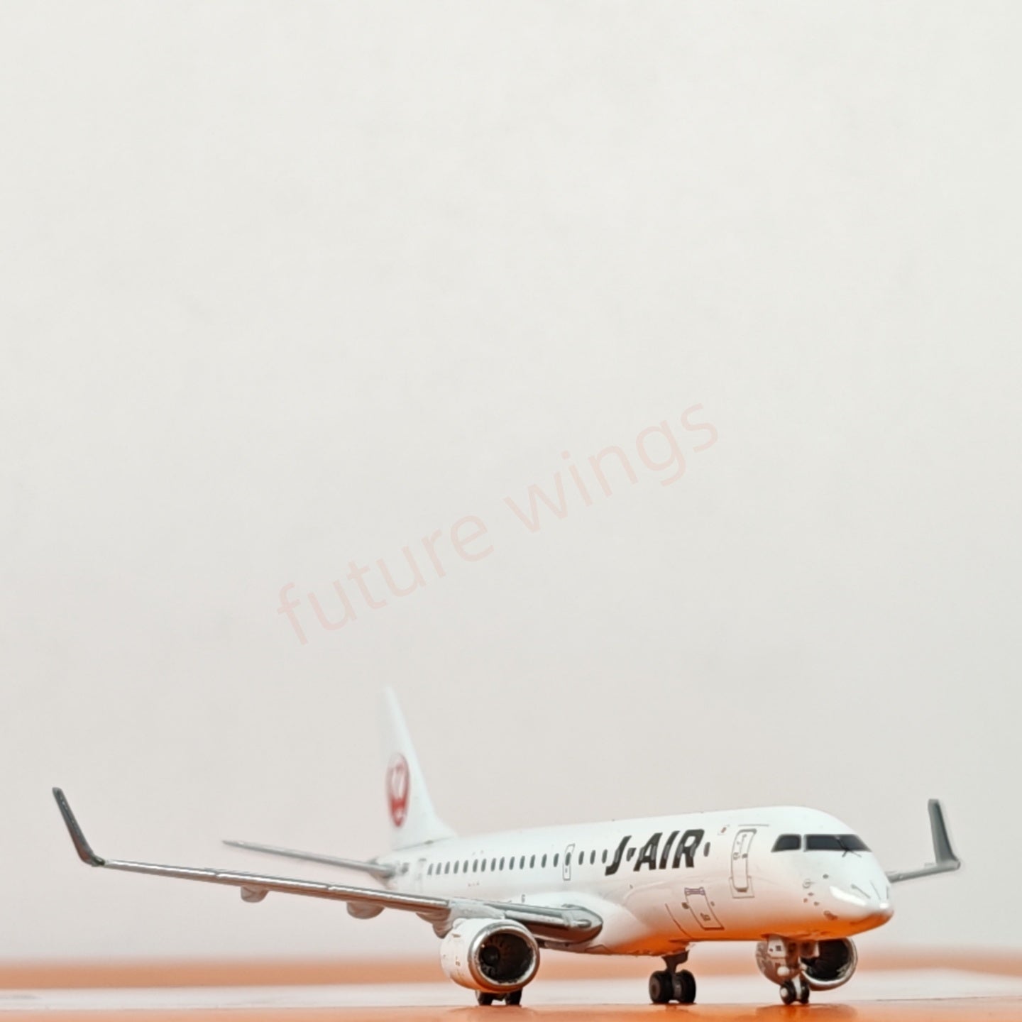 1:400 JC Wings EW4190003 Japan Airlines ERJ-190STD JA252J Aircraft Model+Free Tractor